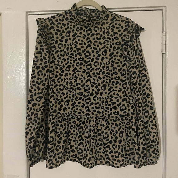 Leopard print peplum oversized shirt size medium - Picture 3 of 8